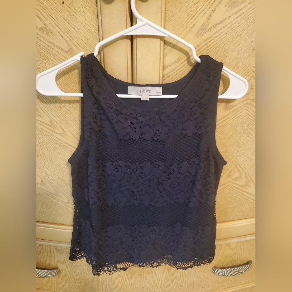 Loft navy lace lined sleeveless top. Excellent like new condition. Size xsp